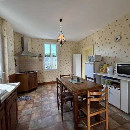 Maison Cosy Avec Jardin Entre Canal Et Loire - Fr-1-489-550 منزل ريفي *